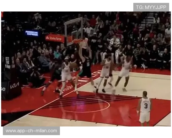 NBA转身暴扣高能现场：瞬间掀起篮球场上的狂潮