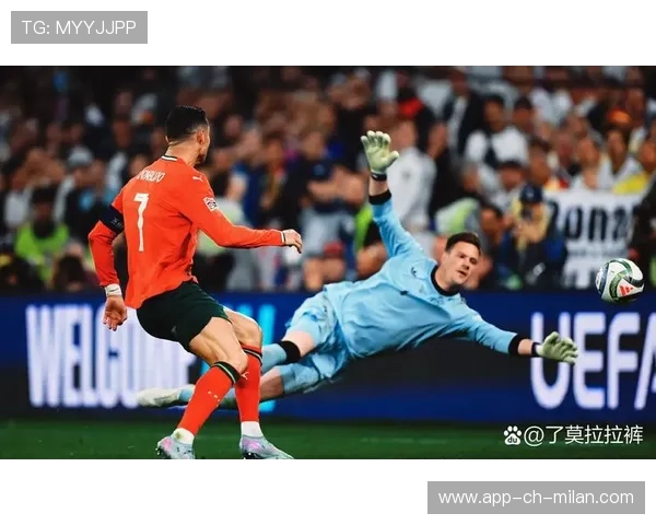 C罗强势反插接球甩开追防,展现足球的极致魅力 C罗强势反插接球甩开追防,展现足球的极致魅力