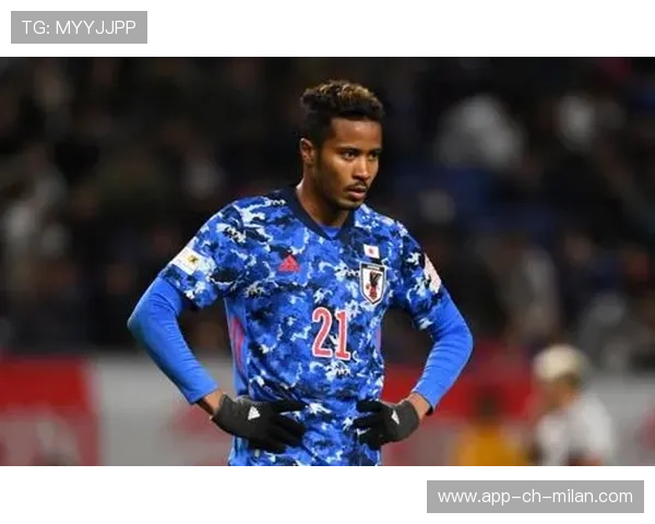 前锋背身做球回传中路球员补射建功——精准配合成就进攻之美